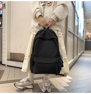 Details des schwarzen Nylon-Rucksacks mit großem Hauptfach und gewebten Reißverschlusszügen