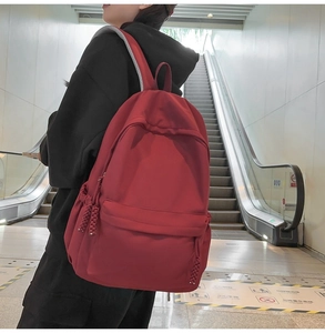 Seitenansicht des großen roten Canvas-Rucksacks mit dekorativem geflochtenem Reißverschluss