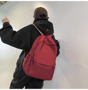 Nahaufnahme eines roten Rucksacks aus Nylon mit gewebtem Reißverschluss-Detail