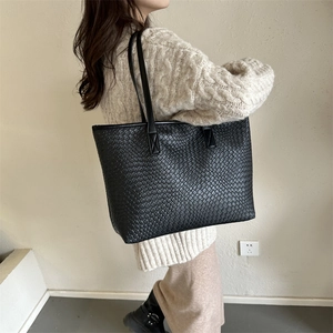 Borsa tote nera intrecciata da donna con design capiente e sottili spalline sottili