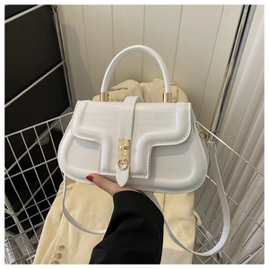 Détail du sac à main en cuir PU blanc avec fermoir doré et motifs texturés élégants