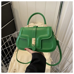 Détail d'un sac en similicuir vert citron avec fermoir doré raffiné et poignée fixe