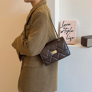 Sac bandoulière matelassé marron foncé avec chaîne dorée élégante et fermoir rotatif