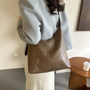 Retro brown leather tote bag with large capacity for women commuting and daily styling