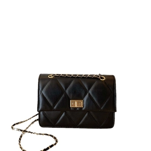 Sac bandoulière matelassé noir classique avec fermoir doré et chaîne élégante