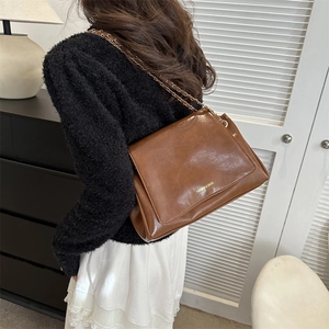 Sac fourre-tout vintage en cuir marron avec bandoulière dorée et rabat élégant pour femme