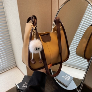 Women Casual PU Leather Shoulder Bag Retro Contrast Color Hobo Underarm Bag With Plush Charm Large Capacity Fashion Tote