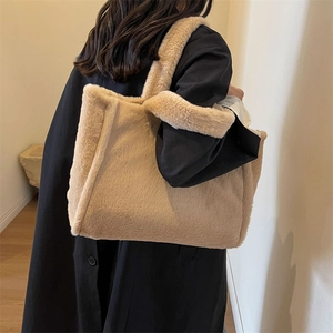 Sac fourre-tout minimaliste en peluche beige pour femme avec une texture douce et spacieuse