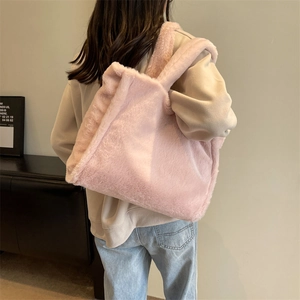 Sac fourre-tout rose en fausse fourrure avec bandoulière, accessoire de mode hiver élégant