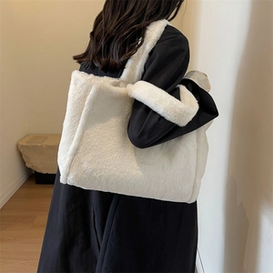 Grand sac cabas en peluche blanche minimaliste pour un style décontracté d'hiver