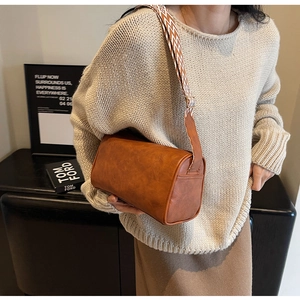 Sac bandoulière cylindrique en cuir marron avec bandoulière large au style automnal