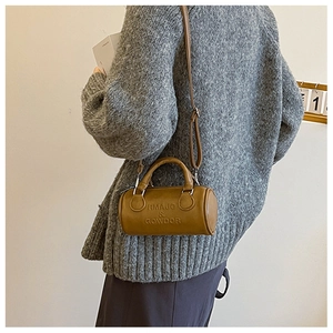 Borsa Boston marrone in ecopelle martellata con logo goffrato e tracolla regolabile