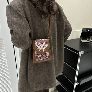 Petit sac bandoulière tissé ethnique avec motifs géométriques et rabat en cuir brun