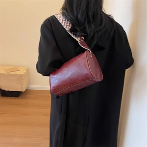Sac cylindrique en similicuir bordeaux avec large bandoulière tissée ethnique
