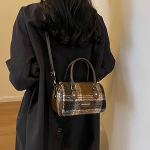 Sac Boston classique en laine à carreaux marron avec anses en cuir et bandoulière