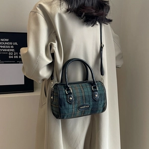 Sac Boston à carreaux verts de style britannique avec poignées en cuir et bandoulière