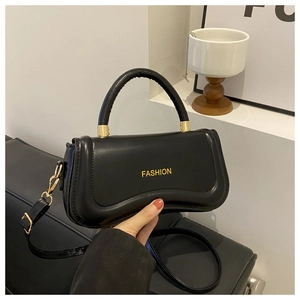 Détail du sac croissant en PU noir avec texte Fashion doré et ferrures métalliques