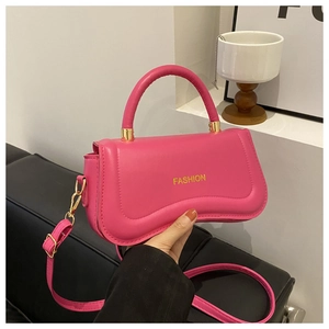 Vue détaillée macro du sac à main en cuir texturé rose avec un fond ondulé unique