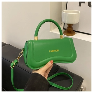 Vue détaillée du sac à main vert vif en cuir PU avec fermoir doré et texte fashion
