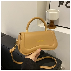 Détail du sac à bandoulière kaki avec lettrage FASHION et ferrures en métal doré
