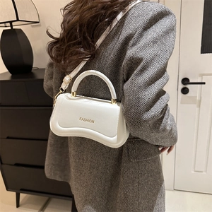Sac à main blanc minimaliste en cuir PU avec bandoulière et finitions dorées