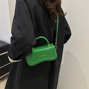Sac à main vert structuré avec fond incurvé et logo doré fashion pour femmes