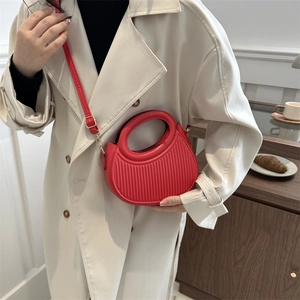 Sac à bandoulière rouge demi-lune avec texture verticale et poignée pour femme