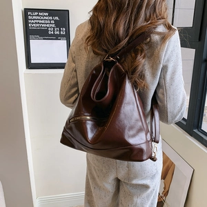 Sac à dos vintage en cuir marron foncé de grande capacité avec fermetures éclair dorées