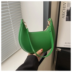 Détail du sac hobo vert émeraude en cuir lisse avec des finitions métalliques dorées