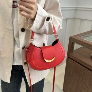 Borsa a sella vintage in pelle rossa con fibbia in metallo a mezzaluna dorata da donna