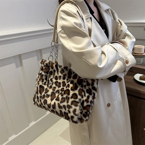 Sac fourre-tout en peluche léopard avec bandoulière en chaîne dorée porté sur l'épaule chic