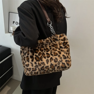 Sac fourre-tout chic en peluche léopard avec bandoulières élégantes en cuir et chaîne