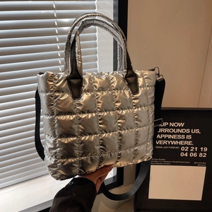 Sac Fourre-tout Métallique Matelassé pour Femmes Grande Capacité Sac à Bandoulière Puffy Tendance Urbaine Sac en Tissu Avec Bandoulière Réglable
