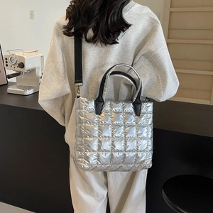 Sac cabas argenté matelassé avec poignées noires et bandoulière réglable pratique