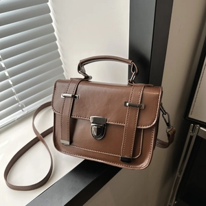 Vue détaillée du sac vintage marron avec finition PU mate et accents en métal noir