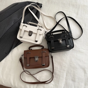 Vue détaillée de sacs à bandoulière carrés en blanc noir et marron de style rétro chic