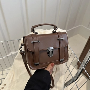 Petit Sac à Épaule Carré en Cuir PU Vintage pour Femmes Sac à Bandoulière Élégant Avec Boucle en Métal pour Usage Quotidien
