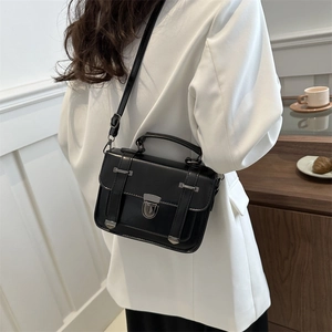 Sac bandoulière classique en cuir PU noir avec boucle en métal en scène de vie