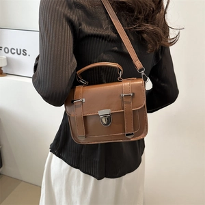 Petit sac carré vintage en cuir marron foncé avec boucle en métal et poignée supérieure