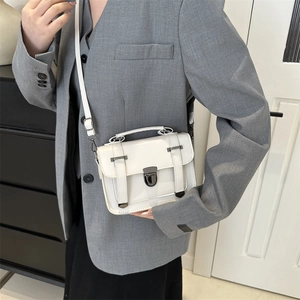 Sac à bandoulière carré blanc brillant pour femme avec boucle en métal et sangle