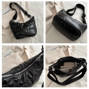 Dettagli della borsa trapuntata nera con cerniera argentata e tracolla in nylon nero