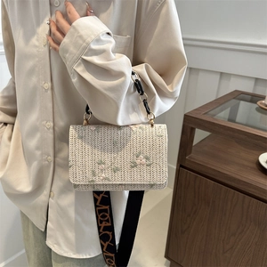 Petit sac carré tissé chic avec broderie florale et large bandoulière