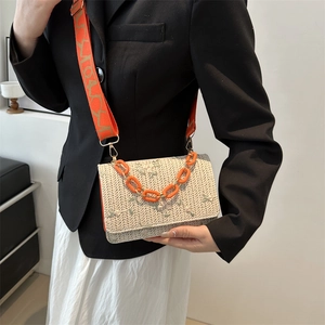 Sac bandoulière en paille avec broderies florales vertes et chaîne acrylique orange