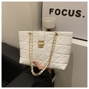Détail du sac fourre-tout matelassé blanc avec chaîne dorée et fermoir métallique