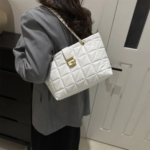 Sac fourre-tout matelassé blanc élégant avec bandoulière chaîne dorée et fermoir