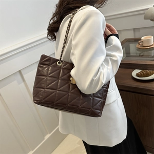 Sac cabas marron à motif losanges avec bandoulière en chaîne dorée pour femme