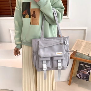 Sac bandoulière japonais en nylon gris clair avec boucles blanches pour style décontracté