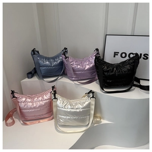 Dettaglio delle borse hobo trapuntate nei colori blu, viola, nero, rosa e argento lucido