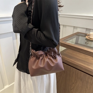 Sac seau nuage marron foncé à la mode avec bandoulière chaîne et design en similicuir plissé
