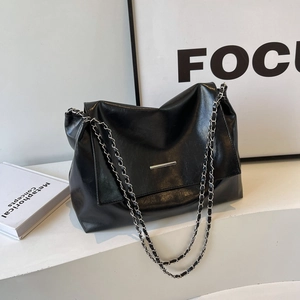 Grand sac cabas noir en cuir PU brillant avec bandoulière chaîne et boucle argent